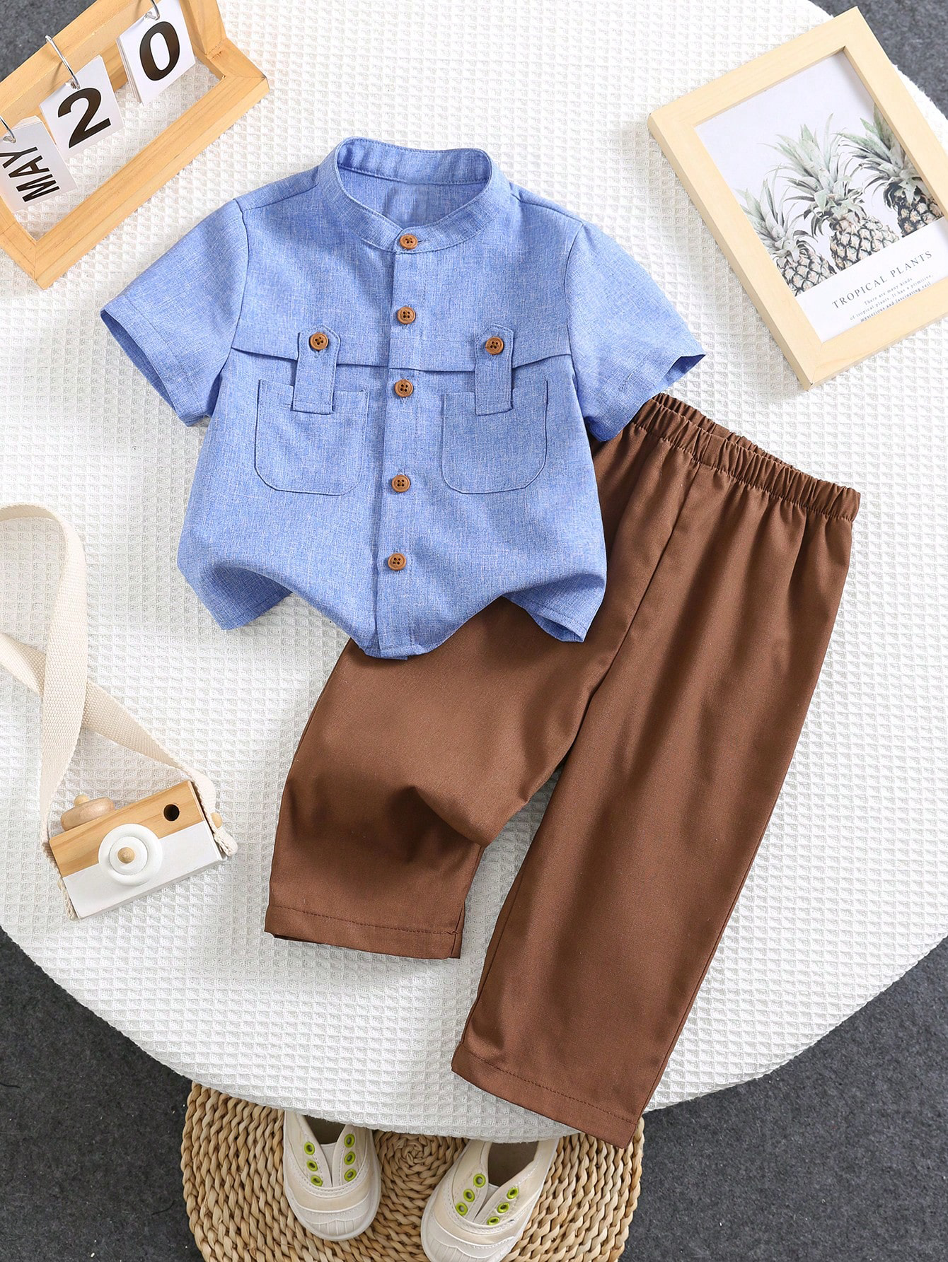 Ensemble décontracté d'été pour garçon : chemise bleu à manches courtes et pantalon marron