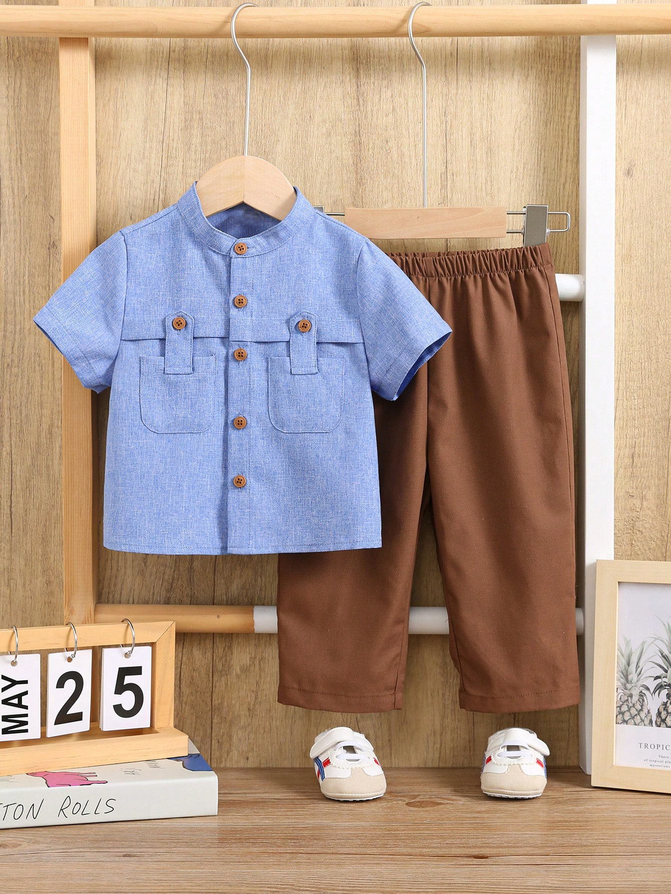Ensemble décontracté d'été pour garçon : chemise bleu à manches courtes et pantalon marron