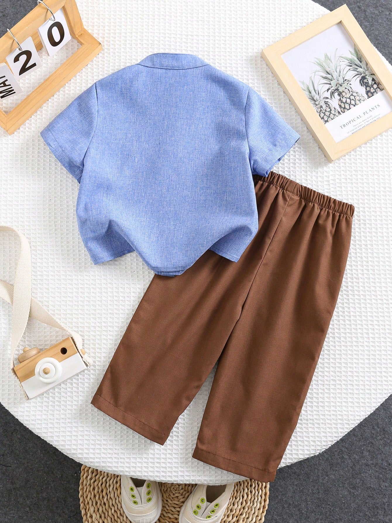 Ensemble décontracté d'été pour garçon : chemise bleu à manches courtes et pantalon marron