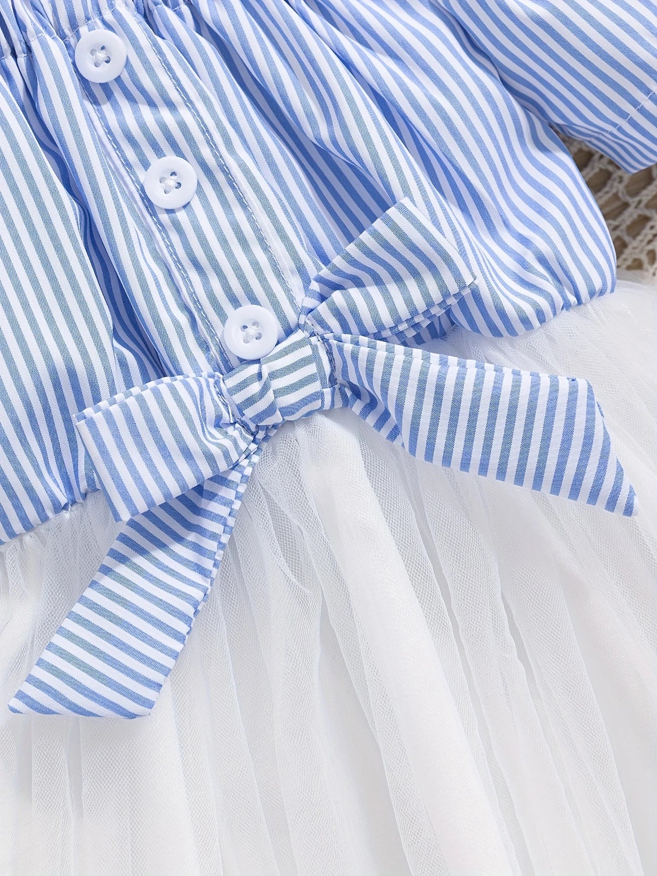 Robe d'été élégante pour fille avec volants – un superbe motif rayé pour les occasions spéciales et les vacances.