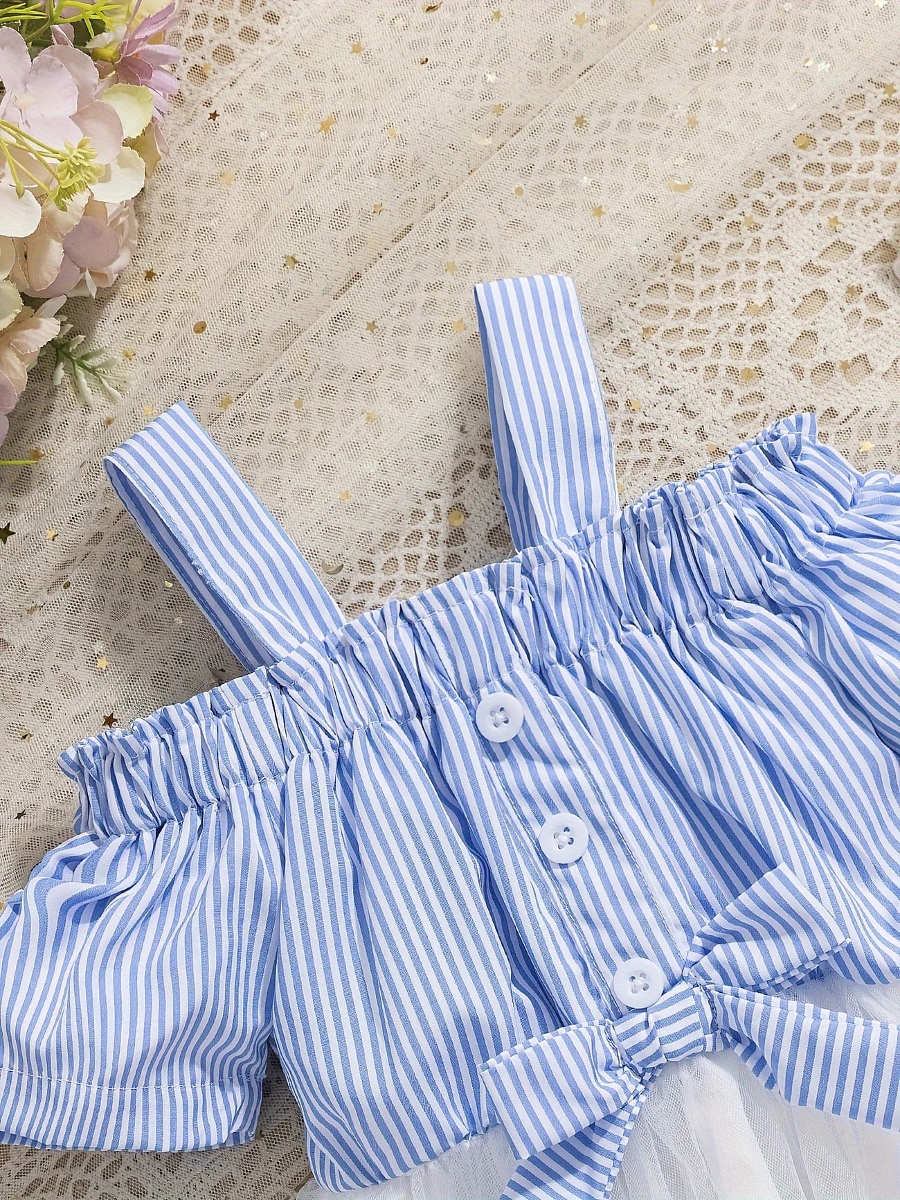 Robe d'été élégante pour fille avec volants – un superbe motif rayé pour les occasions spéciales et les vacances.