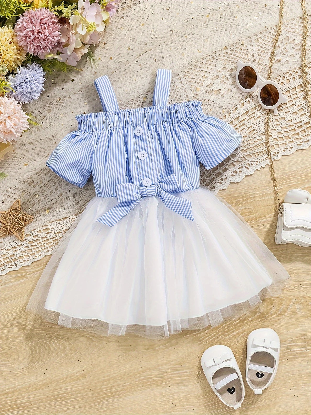 Robe d'été élégante pour fille avec volants – un superbe motif rayé pour les occasions spéciales et les vacances.