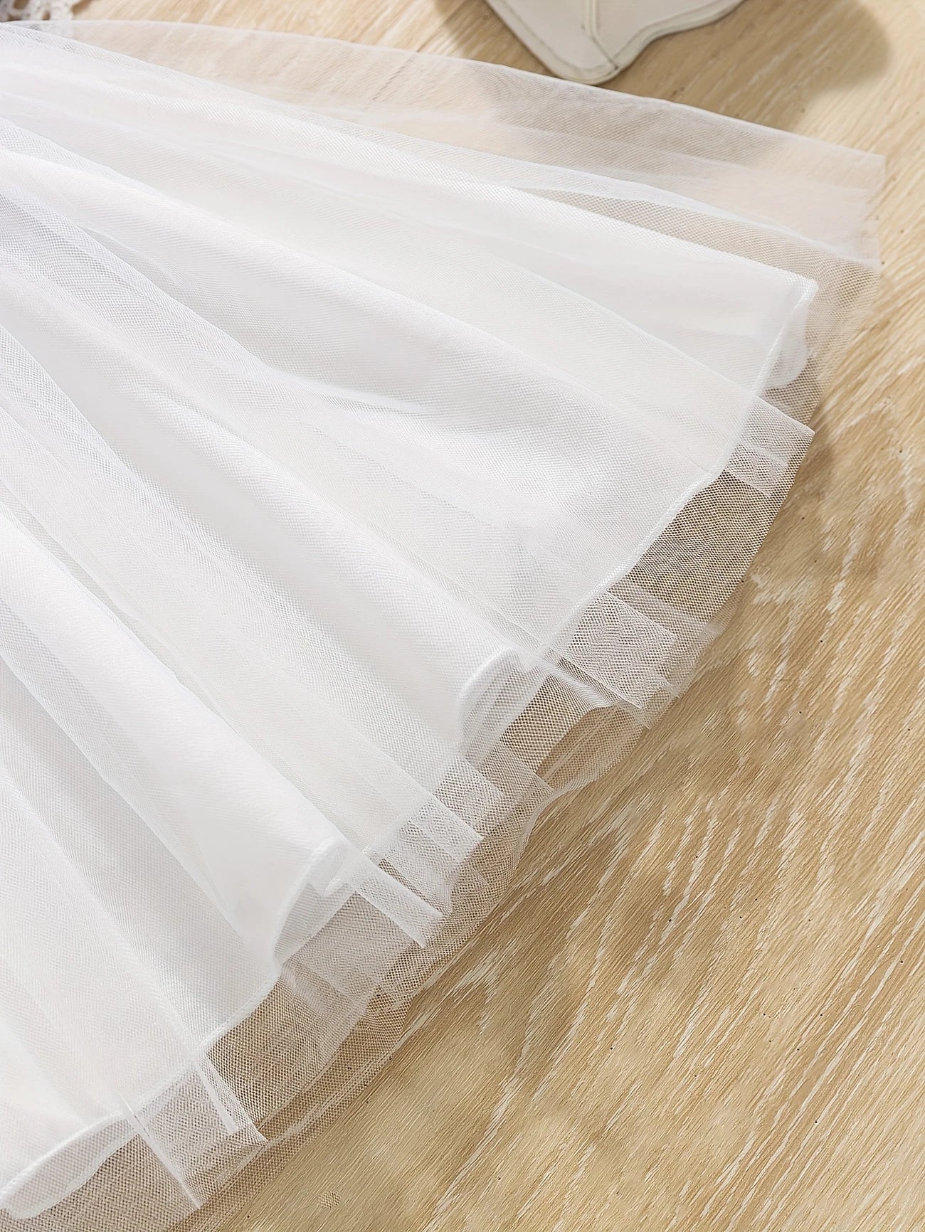 Robe d'été élégante pour fille avec volants – un superbe motif rayé pour les occasions spéciales et les vacances.