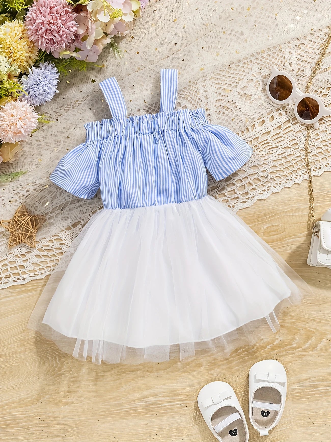 Robe d'été élégante pour fille avec volants – un superbe motif rayé pour les occasions spéciales et les vacances.