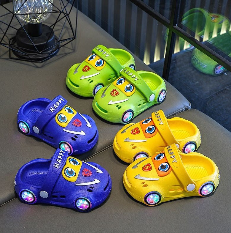 Chaussons d'été pour enfants en forme de voiture – Lumineux, antidérapants, à semelle souple et à bout fermé pour garçons et filles