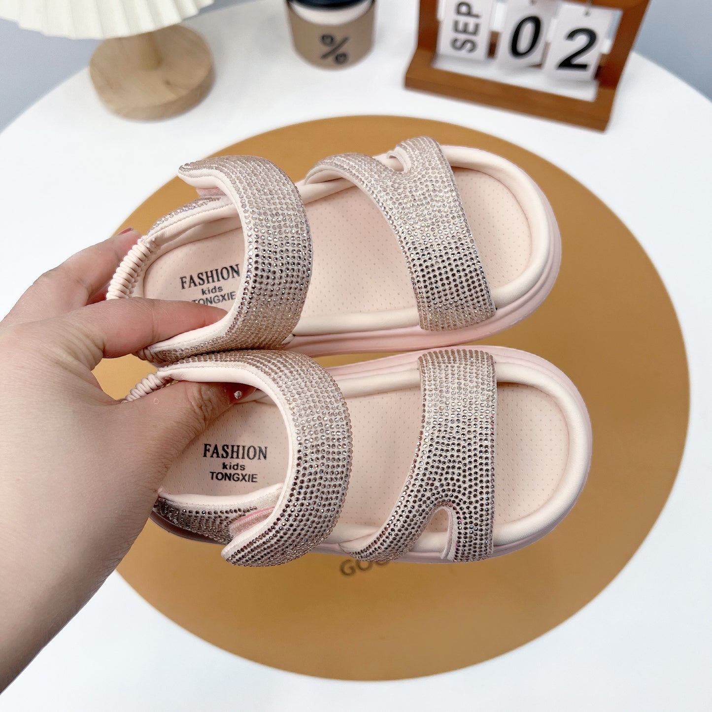 Sandales pour filles à la mode, élégantes et confortables.