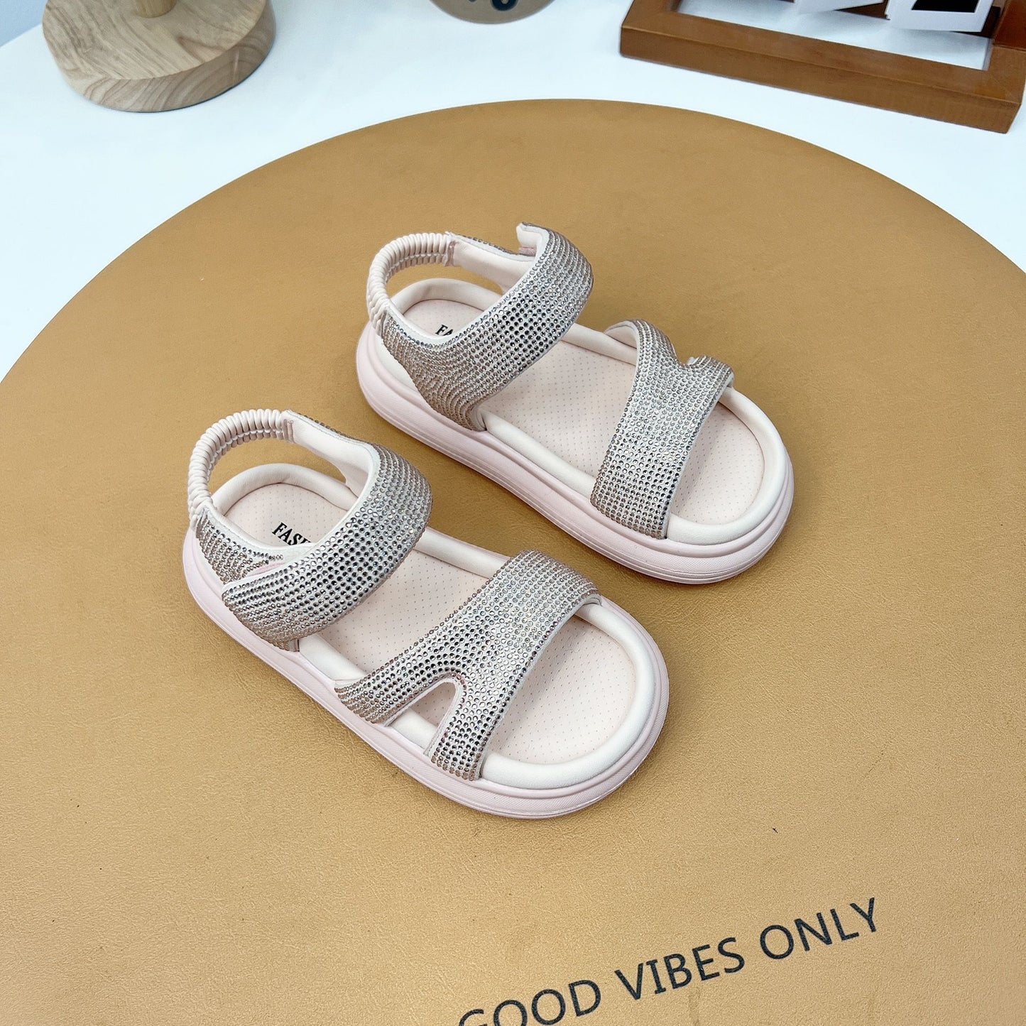 Sandales pour filles à la mode, élégantes et confortables.