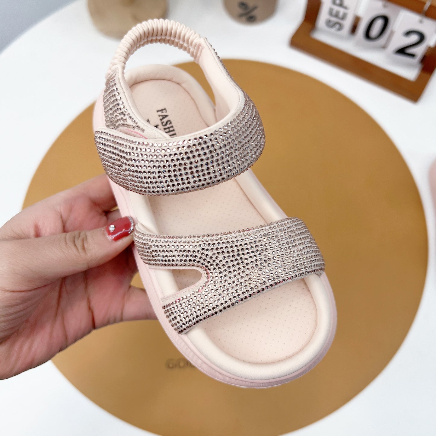 Sandales pour filles à la mode, élégantes et confortables.