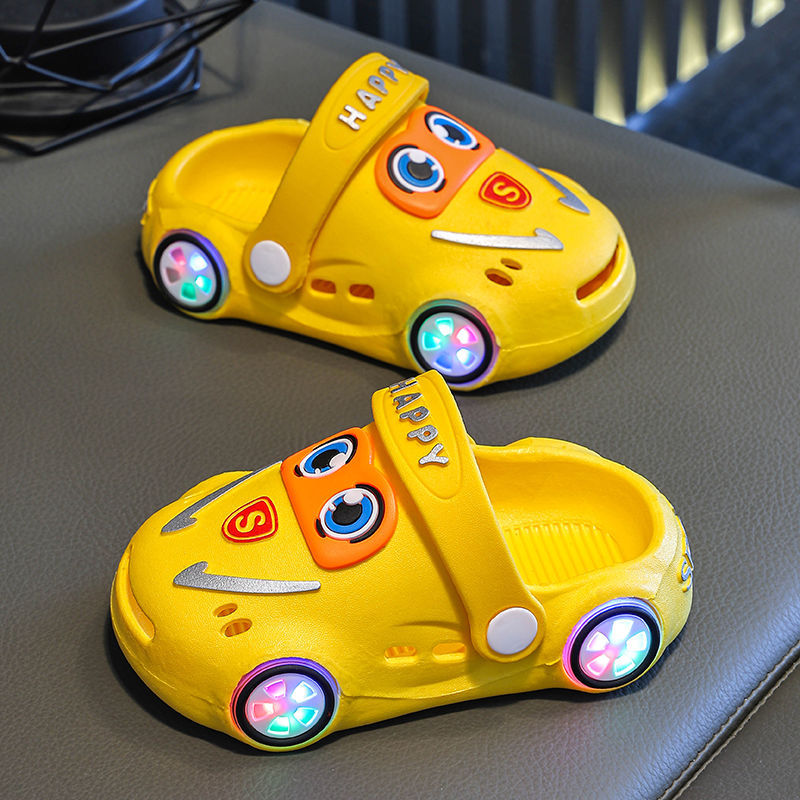 Chaussons d'été pour enfants en forme de voiture – Lumineux, antidérapants, à semelle souple et à bout fermé pour garçons et filles