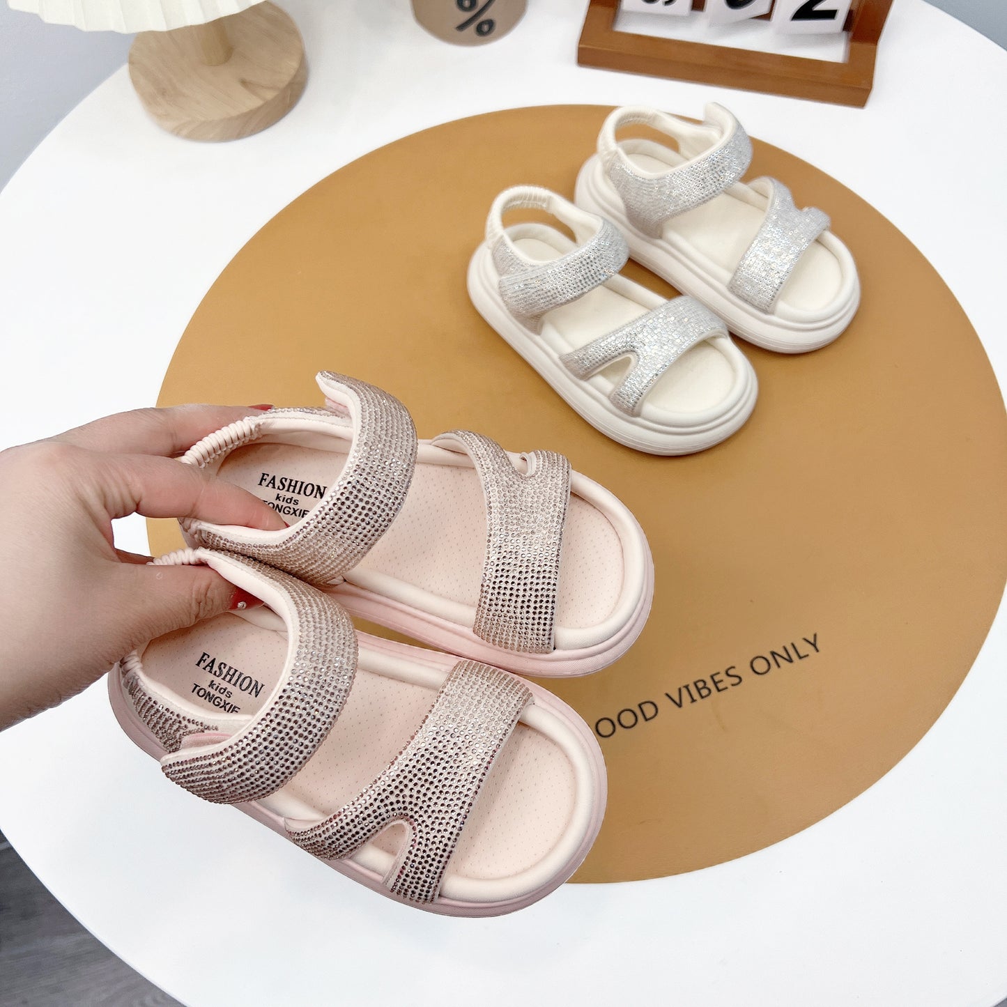 Sandales pour filles à la mode, élégantes et confortables.