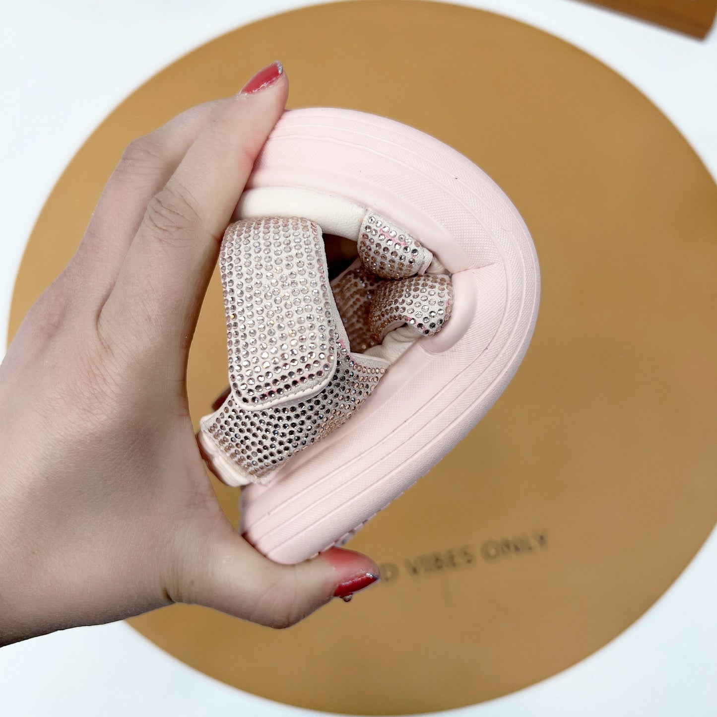 Sandales pour filles à la mode, élégantes et confortables.