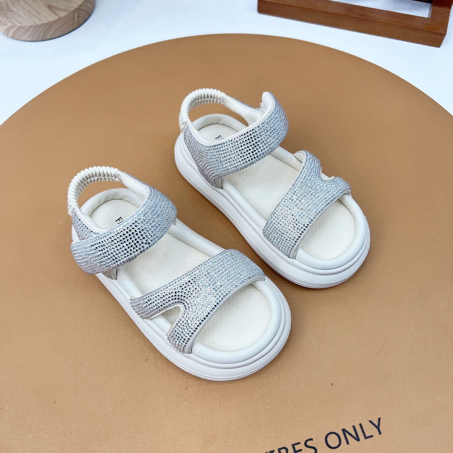 Sandales pour filles à la mode, élégantes et confortables.