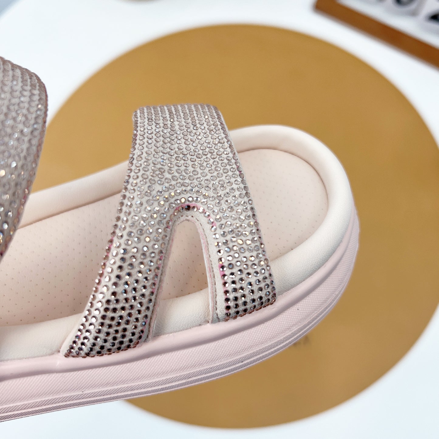 Sandales pour filles à la mode, élégantes et confortables.