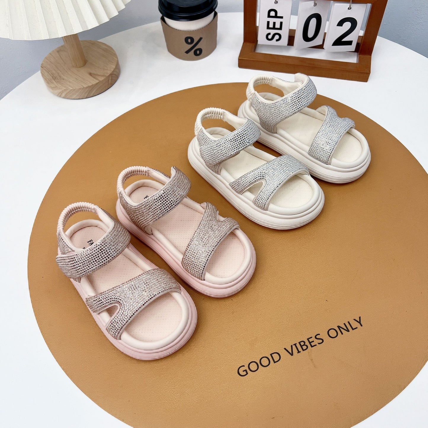Sandales pour filles à la mode, élégantes et confortables.