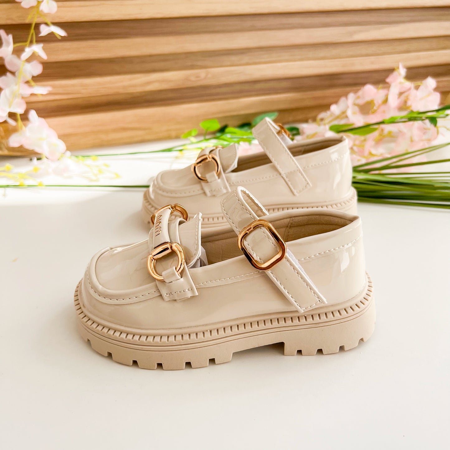 Nouvelles chaussures élégantes et stylées en cuir brillant pour les filles à la mode