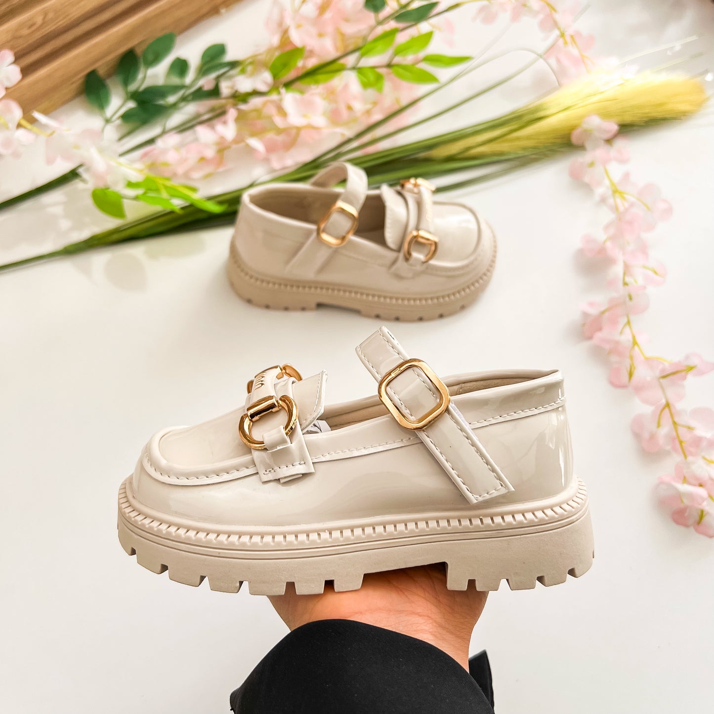 Nouvelles chaussures élégantes et stylées en cuir brillant pour les filles à la mode