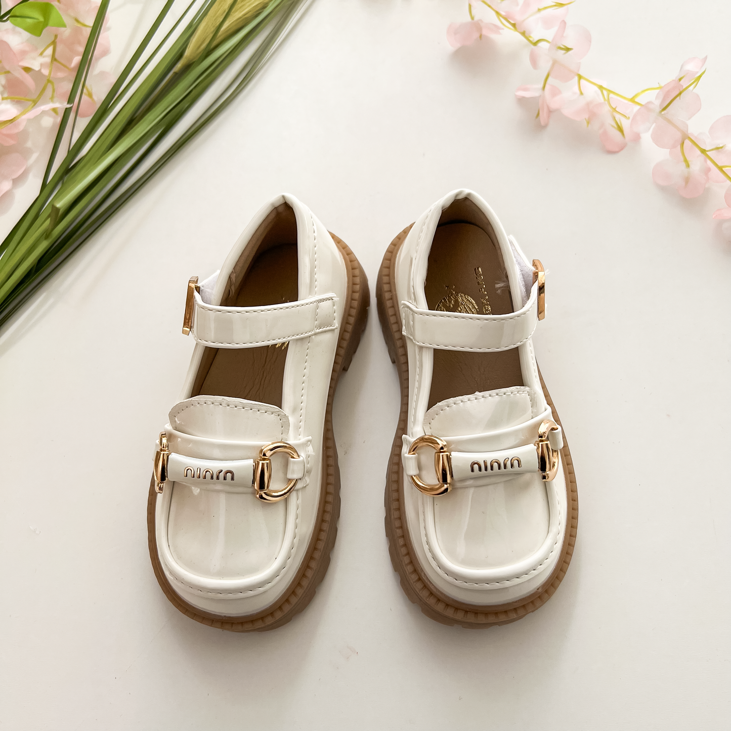 Nouvelles chaussures élégantes et stylées en cuir brillant pour les filles à la mode