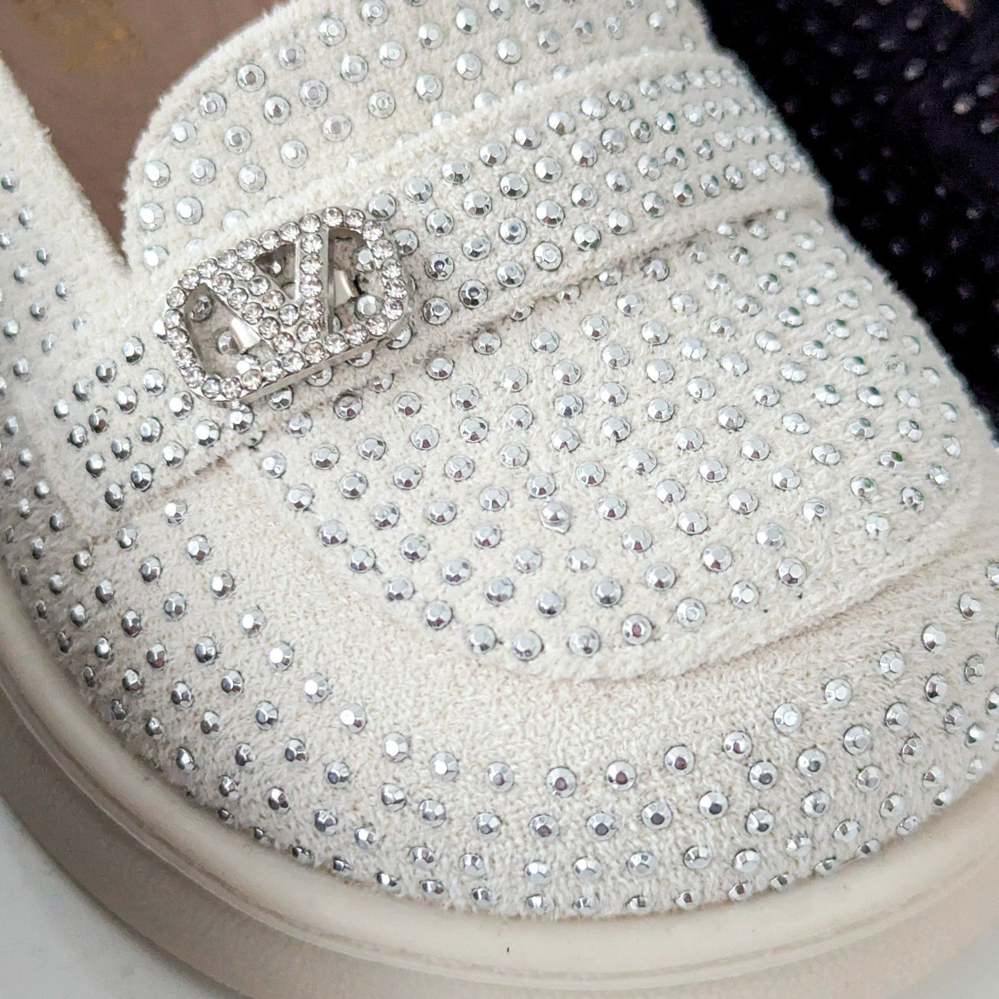 Luxury crystal embellished girls' shoes - elegance and comfort in every step!