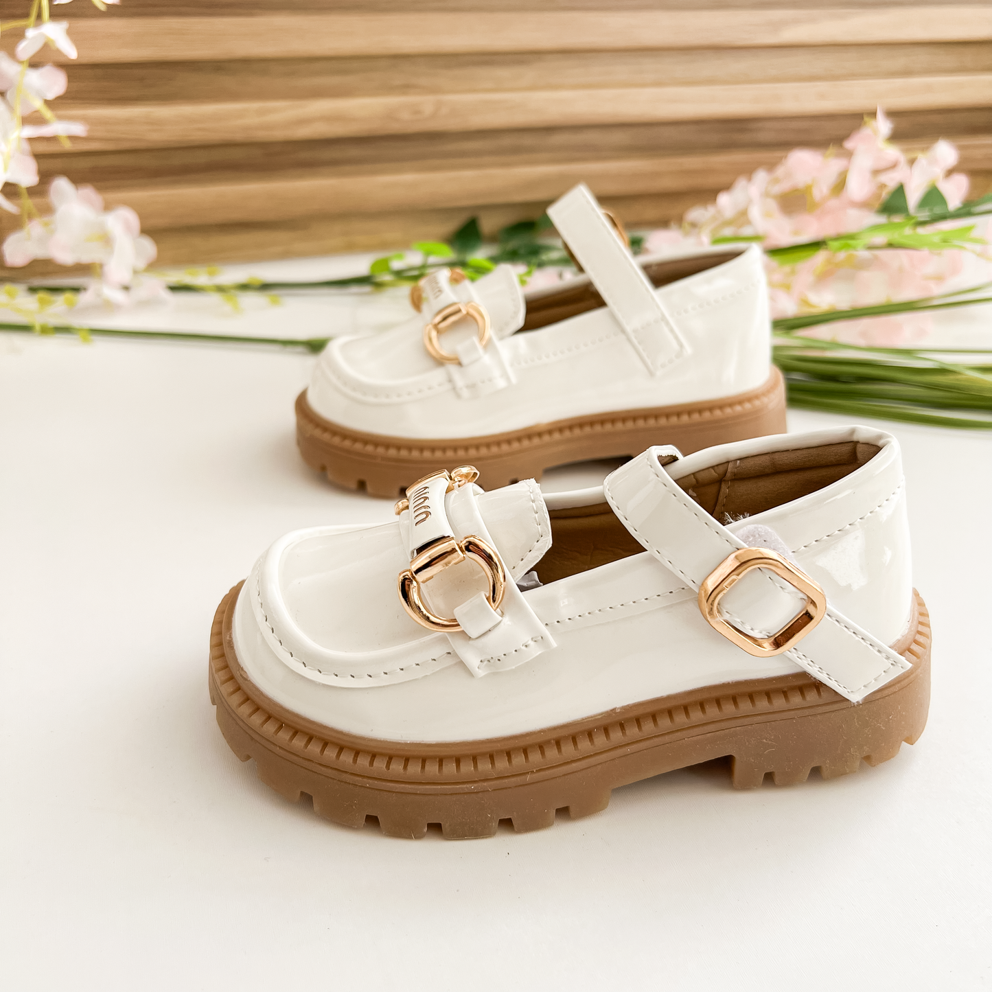 Nouvelles chaussures élégantes et stylées en cuir brillant pour les filles à la mode