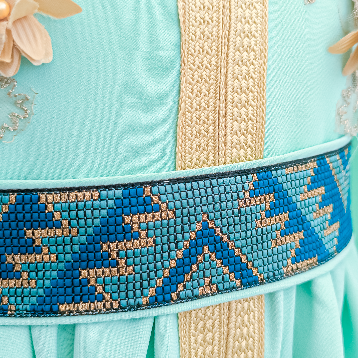 Robe brodée luxueuse pour fille – Détails dorés pour les occasions spéciales