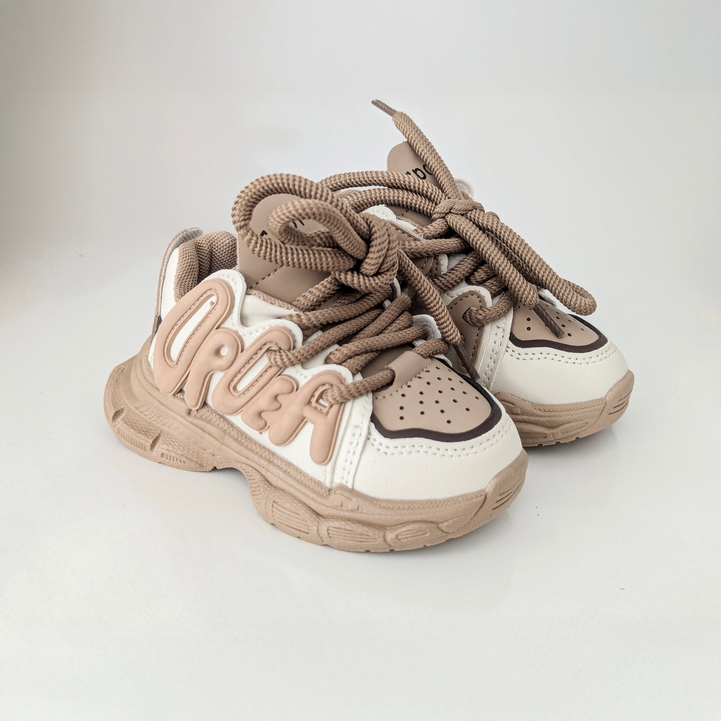Stylish thick-soled sports shoes for children