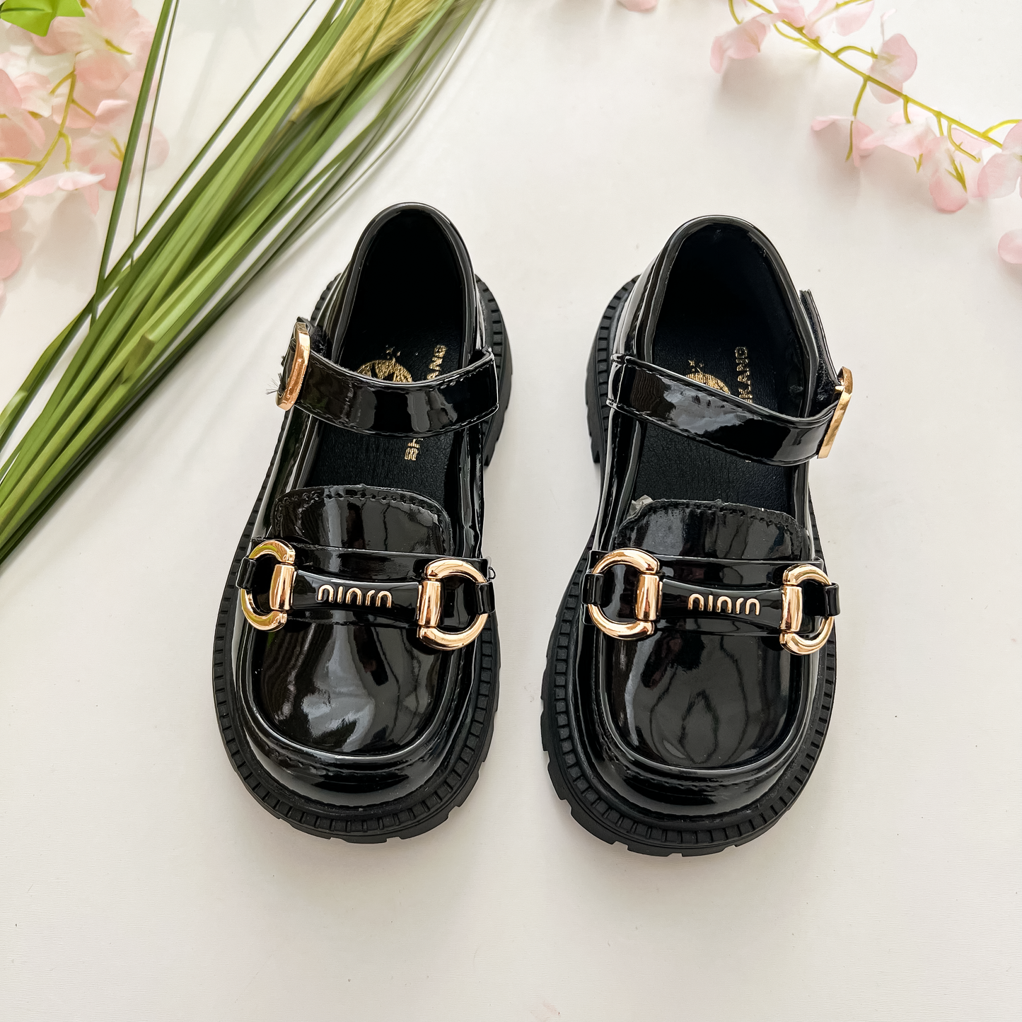 Nouvelles chaussures élégantes et stylées en cuir brillant pour les filles à la mode