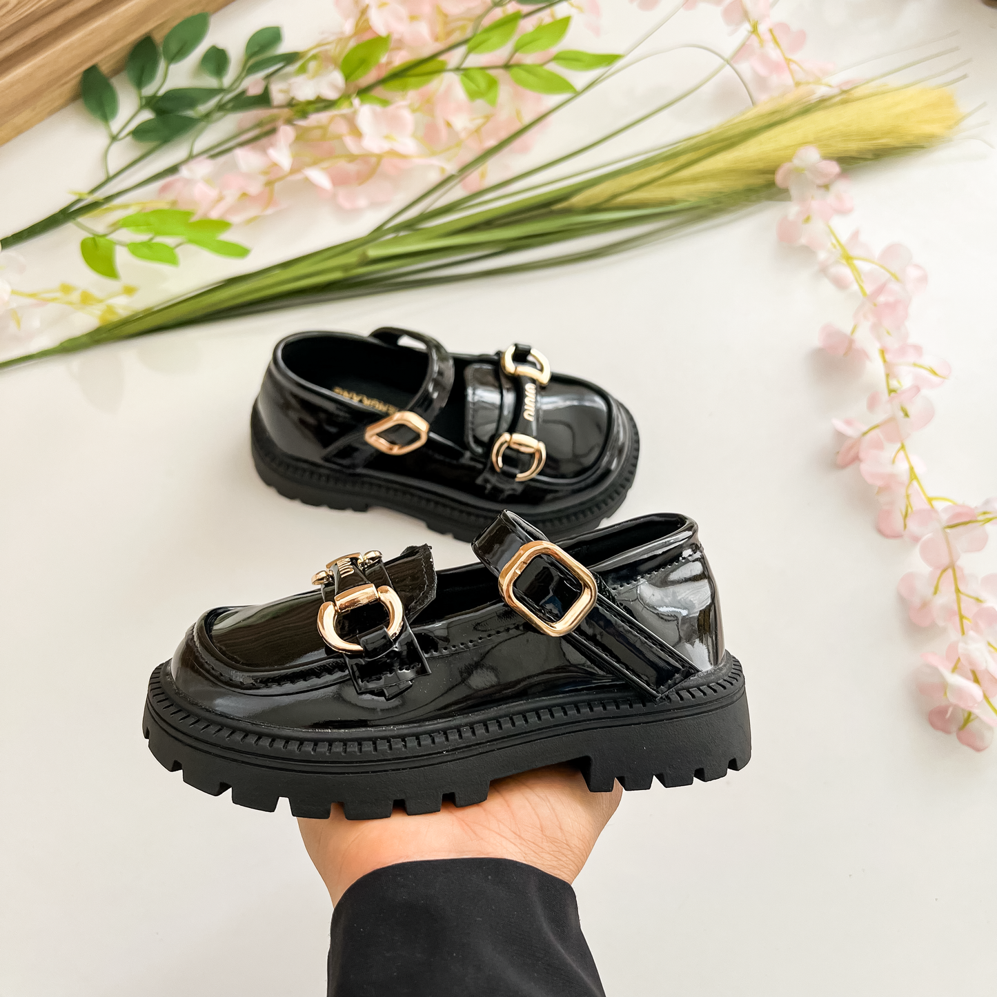 Nouvelles chaussures élégantes et stylées en cuir brillant pour les filles à la mode