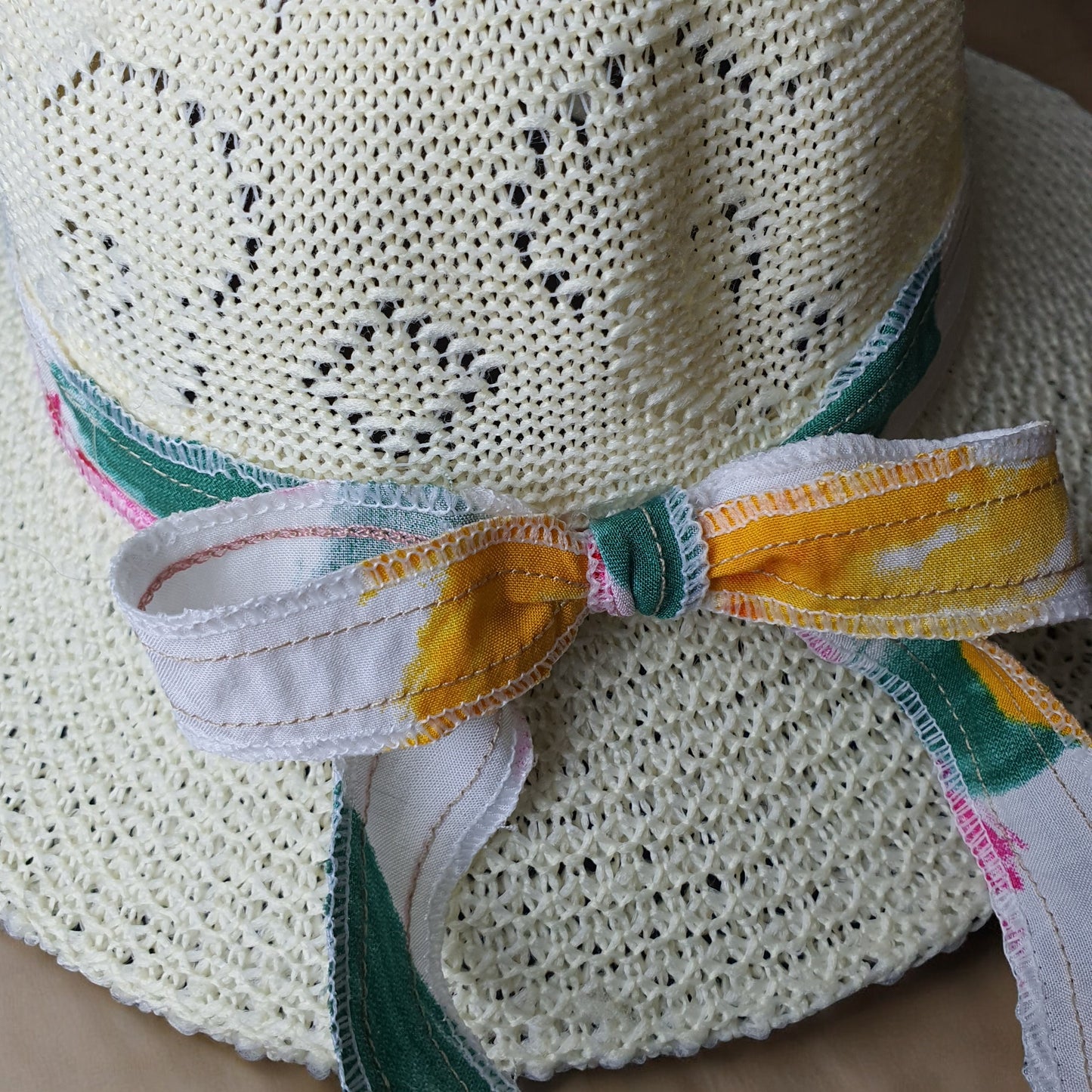 Robe fleurie colorée et chapeau de soleil