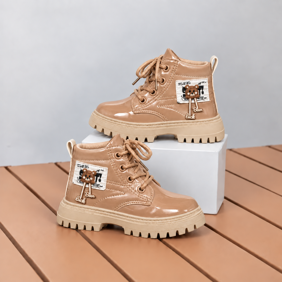 Bottines à lacets vernies pour fille avec semelles épaisses et détails d'ours mignons