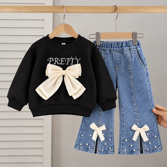 Tenue élégante pour fille avec une touche moderne - haut noir avec nœud papillon élégant et jean plissé attrayant