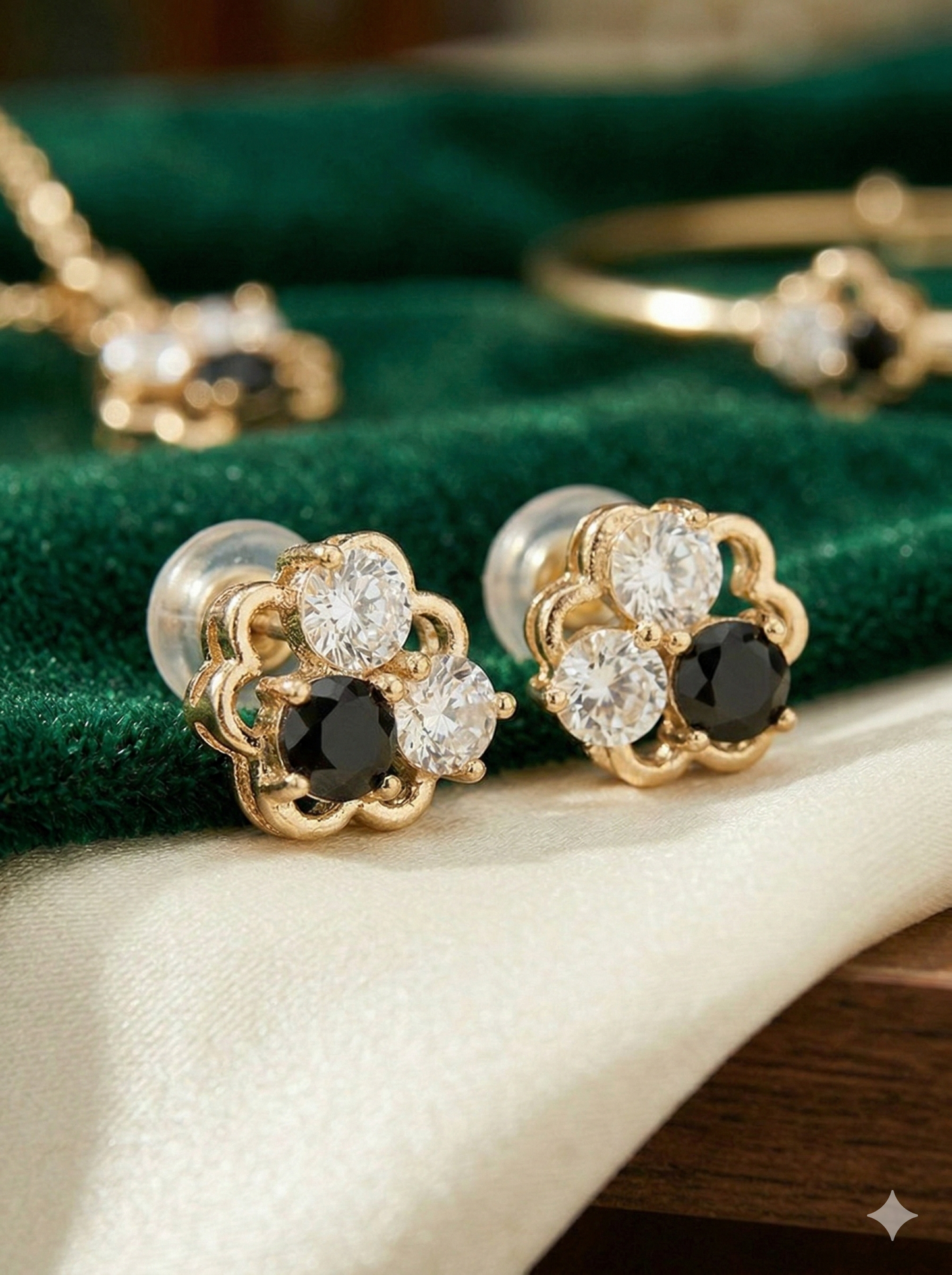 Ensemble de bijoux en or anti-ternissement en forme de trèfle à quatre feuilles – Couleur durable et résistante à l'oxydation, orné de pierres CZ noires et transparentes (ensemble de 5 pièces)