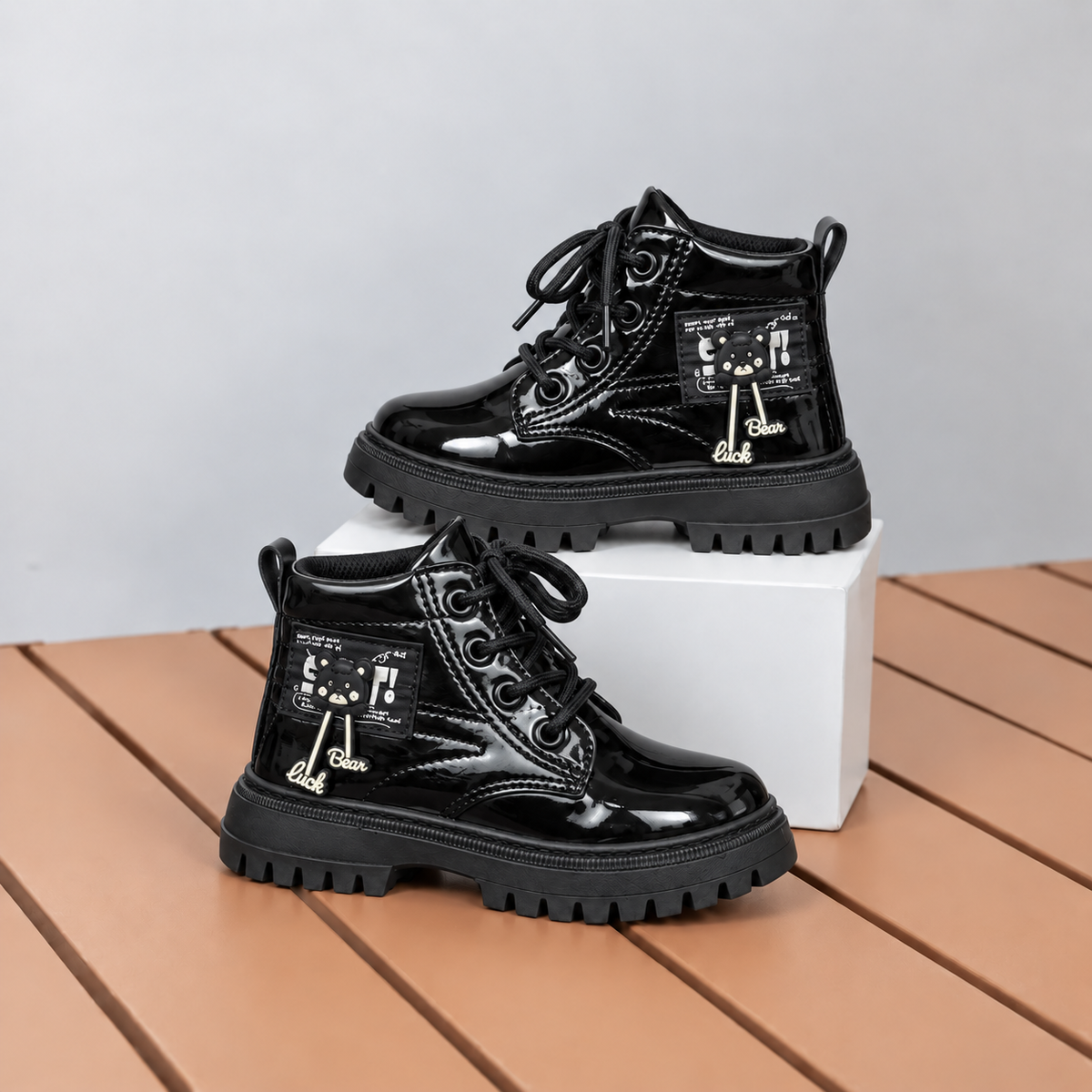Bottines à lacets vernies pour fille avec semelles épaisses et détails d'ours mignons