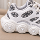 Baskets tendance à semelles épaisses pour enfants avec empiècements à motifs, laçage réglable et détails circulaires audacieux sur la semelle – Chaussures élégantes du quotidien pour filles et garçons