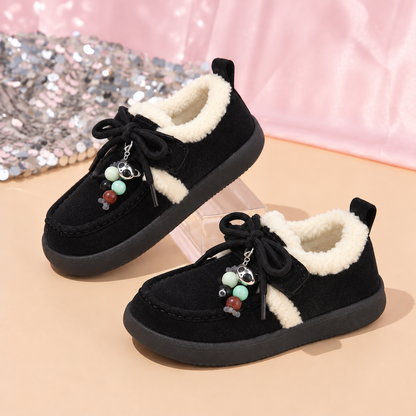 Little Charm Kids’ Moccasin Shoes with Cozy Fleece Trim, Bow Laces and Colorful Bead Details – A Charming Style for Autumn and Winter