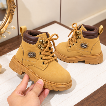 Bottines à lacets pour enfant avec cols rembourrés, semelles épaisses et style outdoor classique – Disponibles en noir, camel et taupe