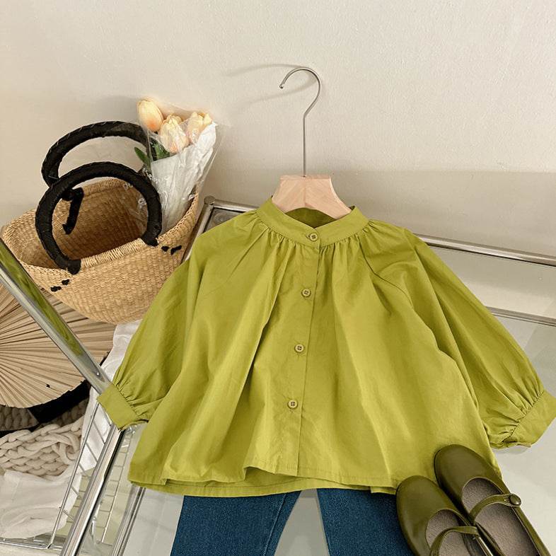 Tenue élégante pour fille avec une touche moderne - chemisier olive ample avec un jean plissé attrayant