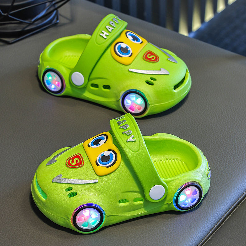 Chaussons d'été pour enfants en forme de voiture – Lumineux, antidérapants, à semelle souple et à bout fermé pour garçons et filles