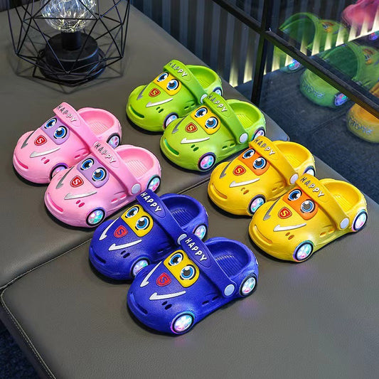 Chaussons d'été pour enfants en forme de voiture – Lumineux, antidérapants, à semelle souple et à bout fermé pour garçons et filles