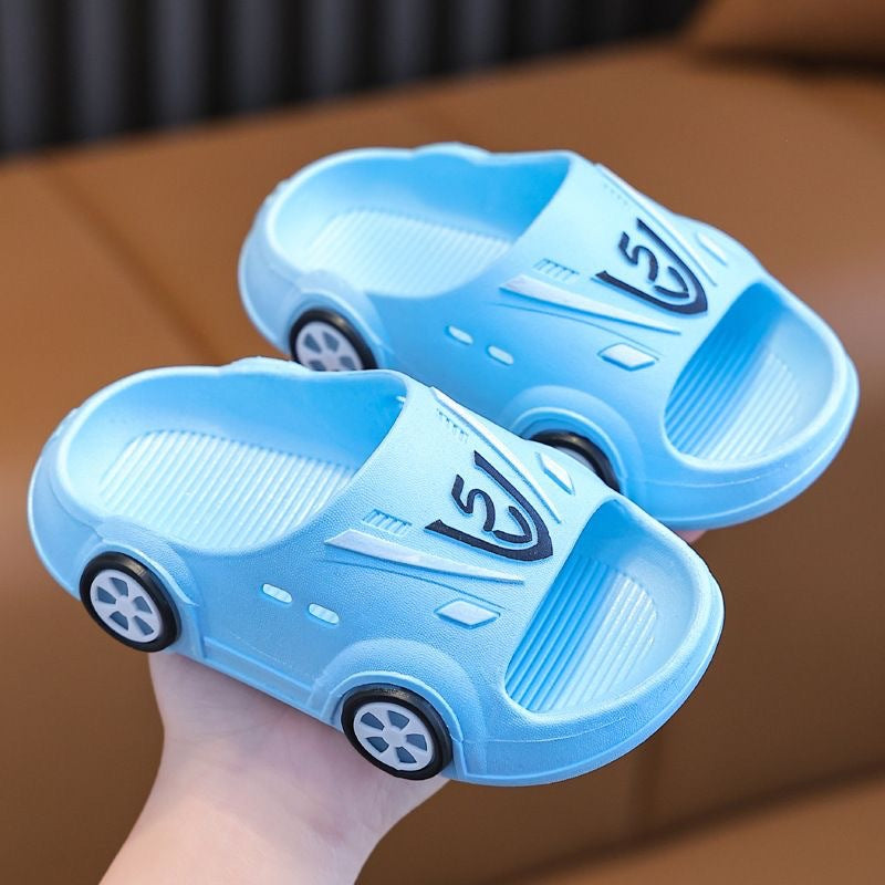 Chaussons pour jeunes enfants avec semelle souple et antidérapante au design de voiture de dessin animé avec éclairage LED