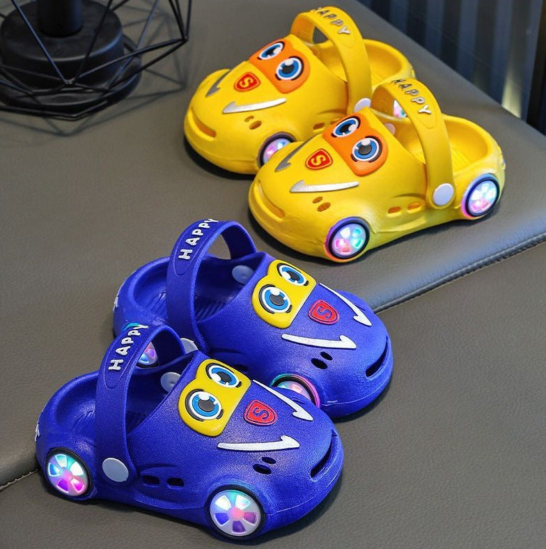 Chaussons d'été pour enfants en forme de voiture – Lumineux, antidérapants, à semelle souple et à bout fermé pour garçons et filles
