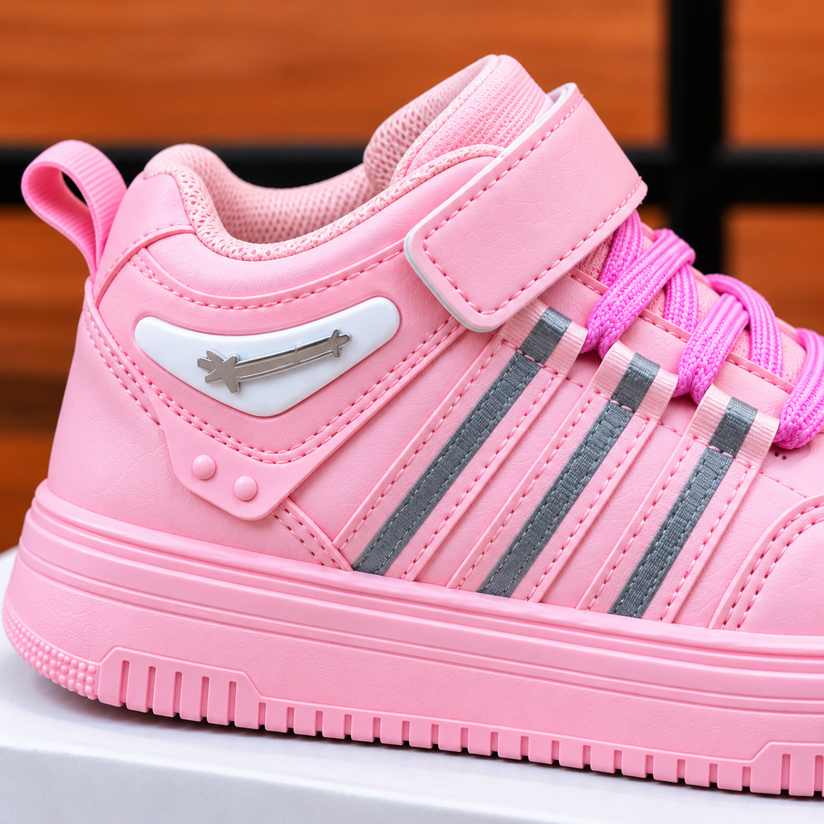 Baskets montantes sportives pour enfant avec bride de cheville réglable, col rembourré et élégants détails à rayures – Chaussures de tous les jours en noir, rose et beige