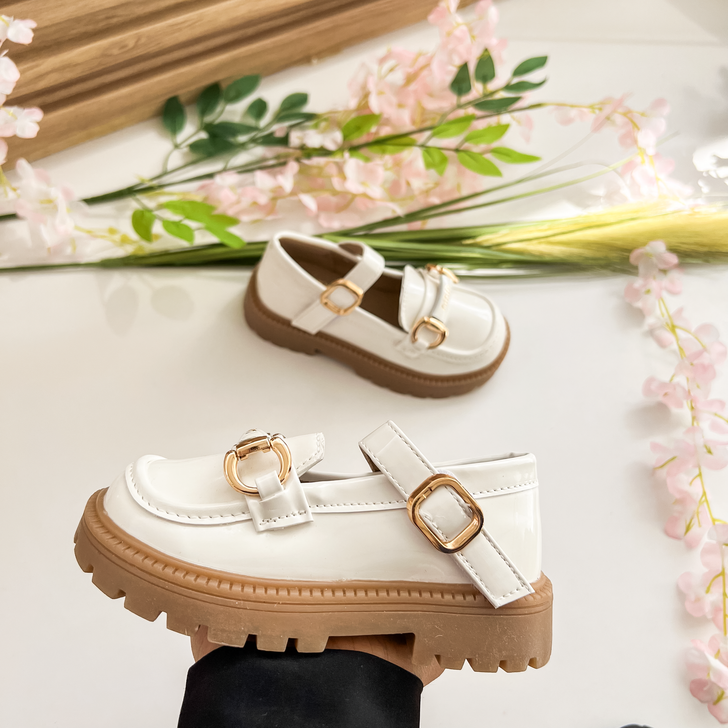 Nouvelles chaussures élégantes et stylées en cuir brillant pour les filles à la mode