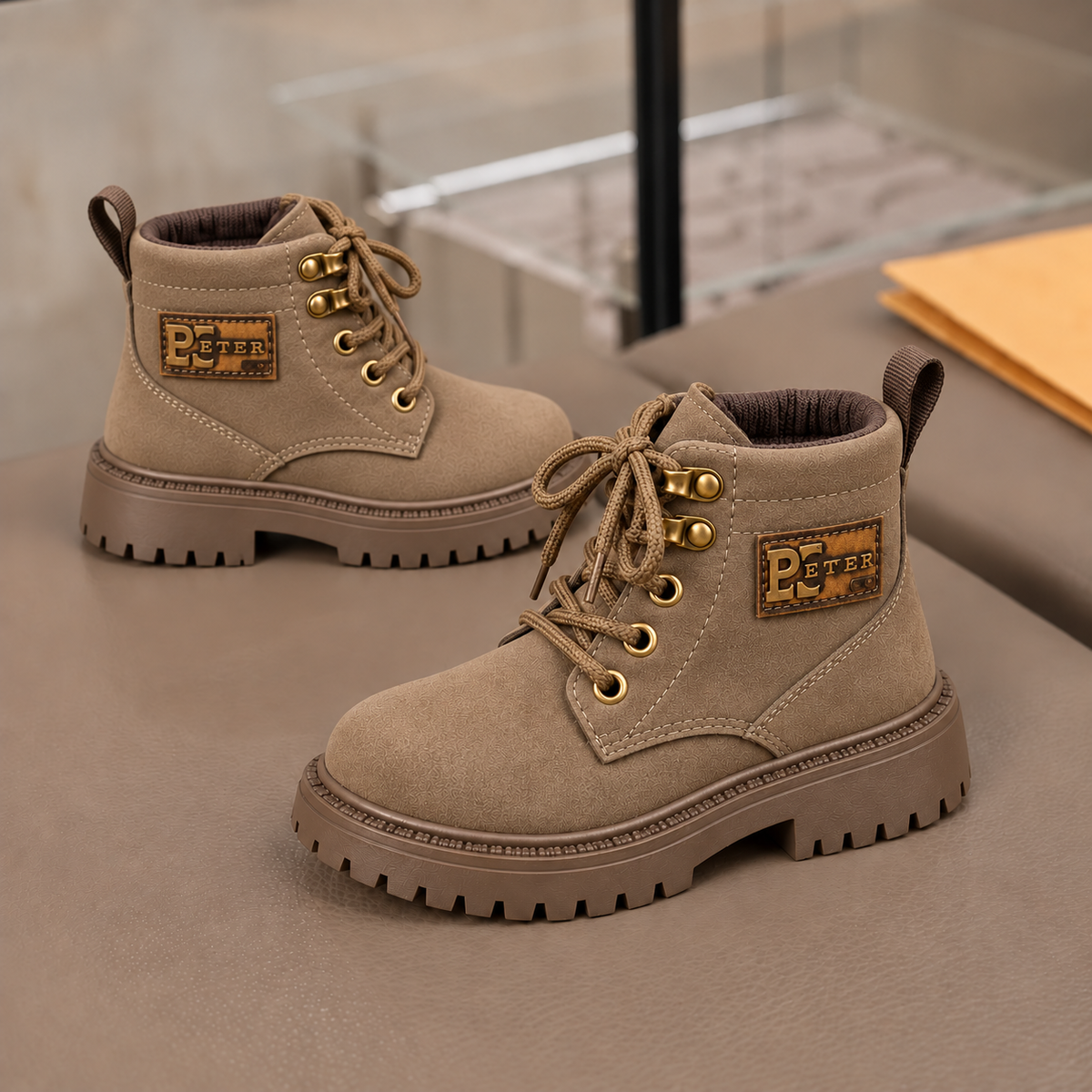 Bottines classiques à lacets pour enfant avec finition effet daim, cols rembourrés et semelles crantées à fort profil –pour les tenues de tous les jours et les sorties spéciales