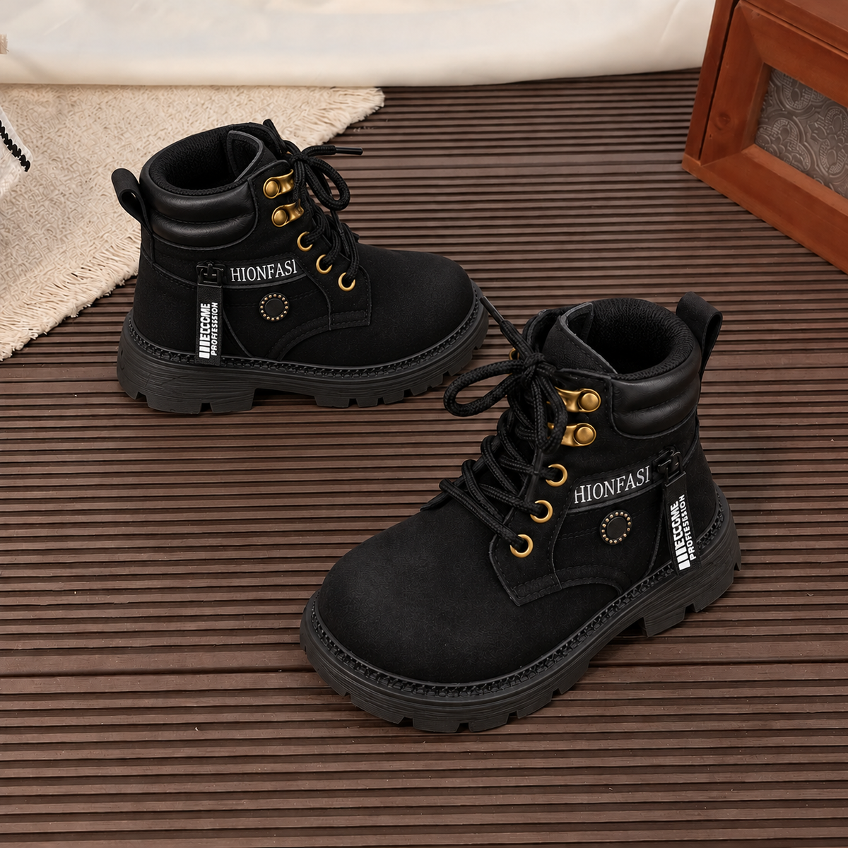 Bottines pour enfant à lacets sur le devant, fermeture éclair latérale, col rembourré et semelle épaisse – Élégantes bottines effet daim en noir, camel et kaki pour les tenues d’automne et d’hiver