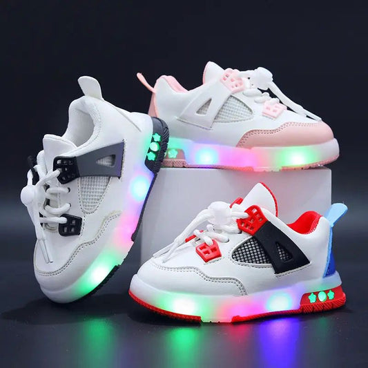 Chaussures de sport modernes pour enfants avec éclairage LED. Confortable et antidérapant.