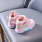 Chaussures de marche souples avec lumière LED pour garçons et filles en bas âge.