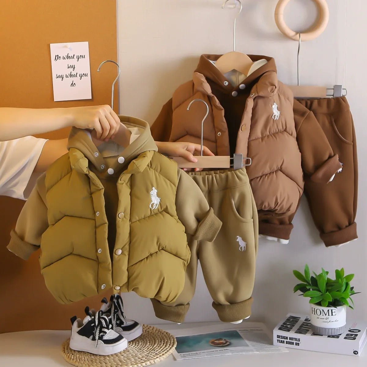 Ensemble sweat-shirt à capuche d'hiver pour enfants, nouveau style, vêtements d'hiver pour bébé garçon, plus gilet épais en velours, ensemble trois pièces