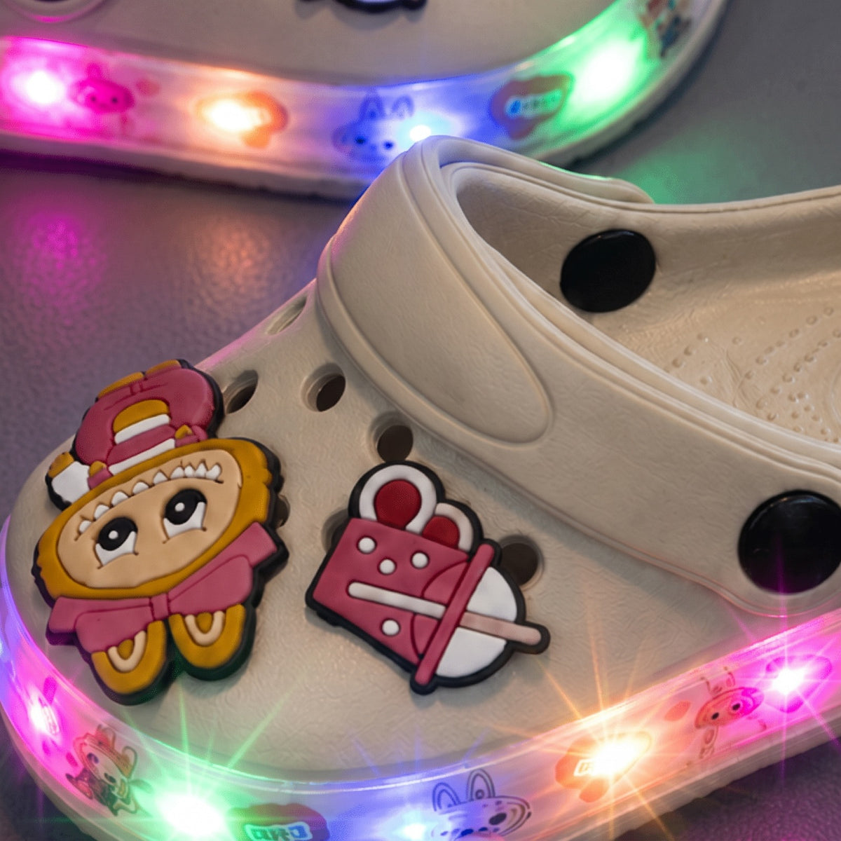 Sabots lumineux à LED pour enfants ✨