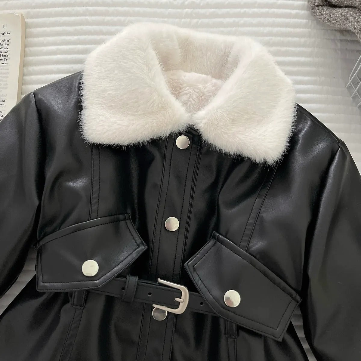 Veste d'hiver élégante pour fille avec bordure en fourrure douce et ceinture à la taille