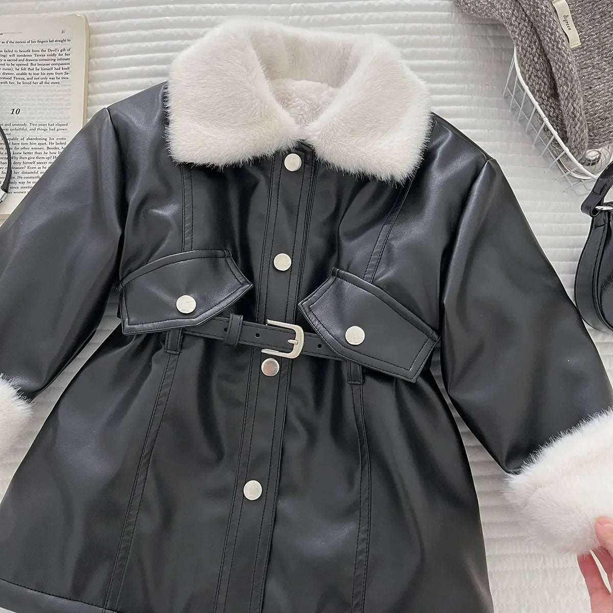 Veste d'hiver élégante pour fille avec bordure en fourrure douce et ceinture à la taille